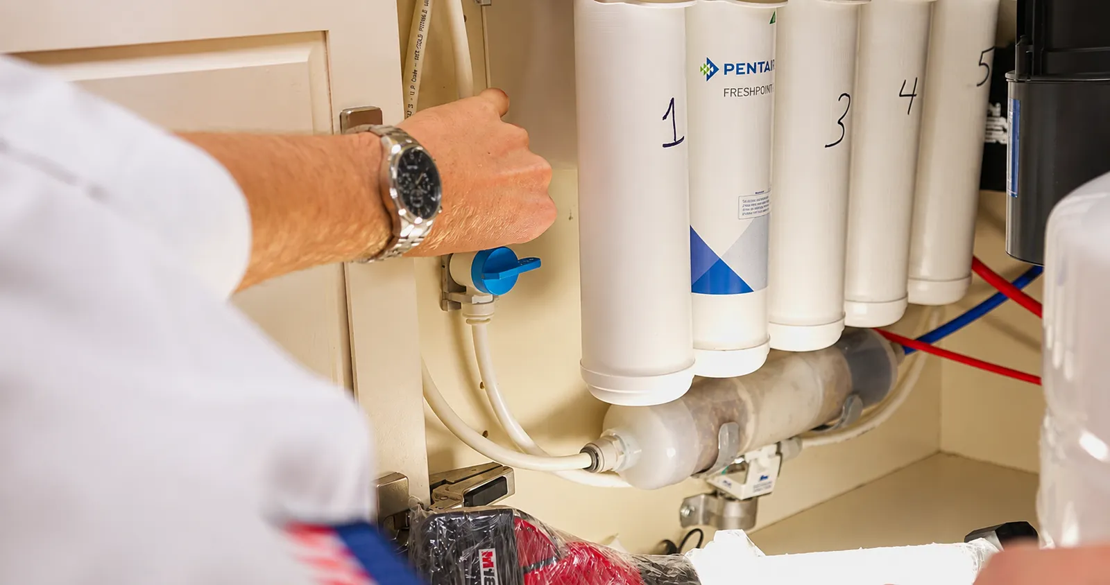 Reverse osmosis filter replacement under a kitchen sink